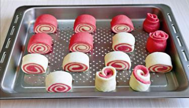 依次做好，放入蒸格中，并间隔距离，可以把切下来的两头做成玫瑰花形状。