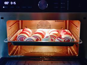 发酵好的馒头胚是原来的两倍大，这时可以蒸啦！鲜嫩纯蒸15分钟，用蒸锅也可以。(蒸好的馒头切记不要立刻开门，焖3分钟再打开)