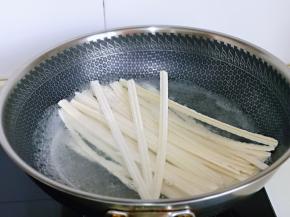 水烧开后，下刀削面煮熟，烧开后淋上凉水，这样反复2-3次就差不多了，而且这样煮出来的面特别筋道。