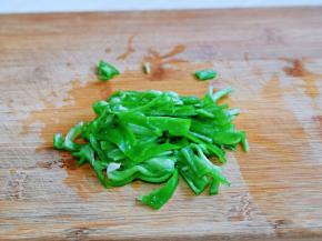 青椒，小葱洗干净切碎。