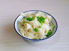 切碎的青椒葱花撒在面上。