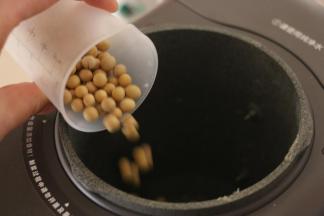 黄豆倒入豆浆机中。