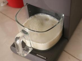 用破壁豆浆机榨出来的新鲜豆浆。