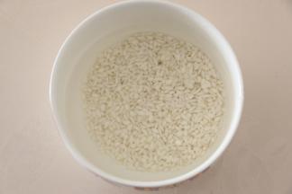 粳米提前浸泡2小时。