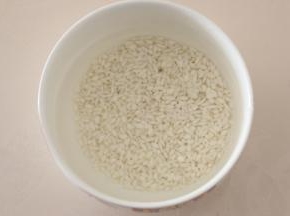 粳米提前浸泡2小时。