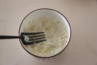 山药去皮蒸熟后，压成泥。