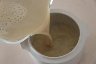 泡好的粳米，加入豆浆。