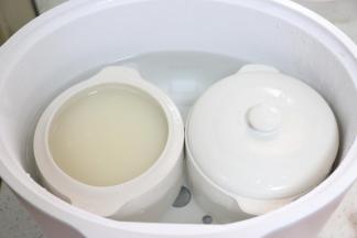 炖两个小时。我用的无水炖锅，没有的话，用普通的锅熬煮也可以。