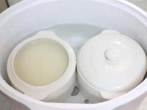 炖两个小时。我用的无水炖锅，没有的话，用普通的锅熬煮也可以。