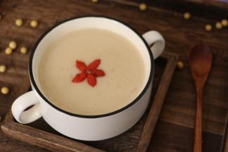 要想喝好喝的美龄粥，一定要用新鲜榨好的豆浆。