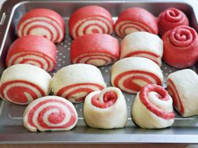 香甜松软的双色馒头出锅啦～