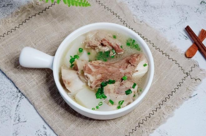 鲜香味美的萝卜筒骨汤