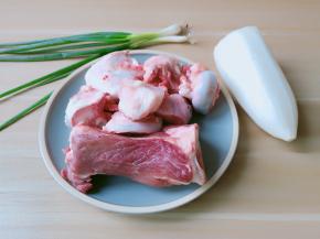 新鲜的筒骨切段。