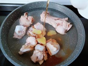 锅里重新加筒骨、清水、生姜片、料酒1勺。