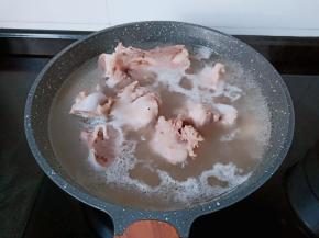 开大火煮至筒骨熟，汤汁浓郁。