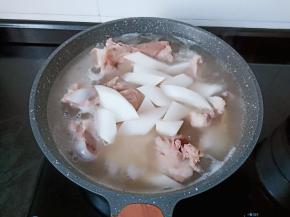 加入萝卜煮熟。