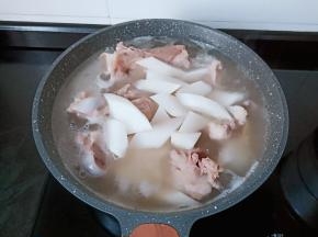 加入萝卜煮熟。