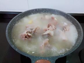 大火煮到萝卜熟透。