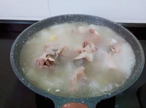 大火煮到萝卜熟透。