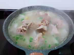 加盐、味精、葱花调味。