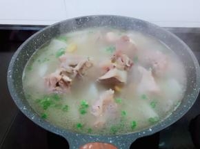 加盐、味精、葱花调味。