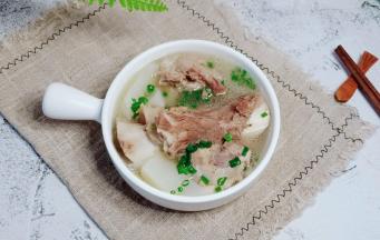 汤汁浓郁，萝卜清口。