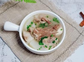 汤汁浓郁，萝卜清口。