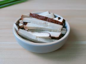 豆干切成丝。