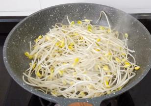 干锅煸炒豆芽，这样炒好的豆芽不会变软。