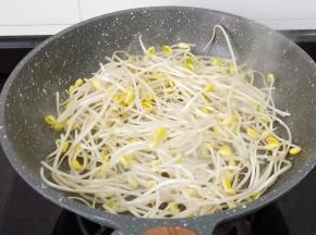 干锅煸炒豆芽，这样炒好的豆芽不会变软。