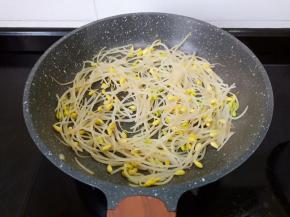 炒到豆芽变软 水份微微蒸发就盛盘。