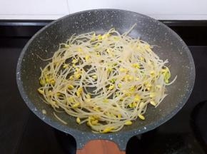 炒到豆芽变软 水份微微蒸发就盛盘。