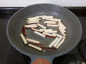 锅里加油，下豆干煸炒一分钟。