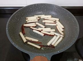 锅里加油，下豆干煸炒一分钟。
