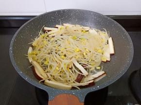 加入豆芽翻炒片刻。
