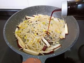 加生抽，盐调味。