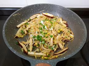 加入葱花翻炒均匀出锅。