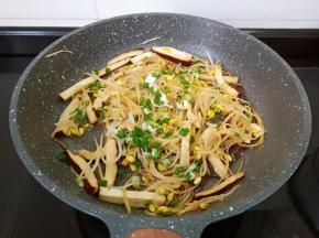 加入葱花翻炒均匀出锅。