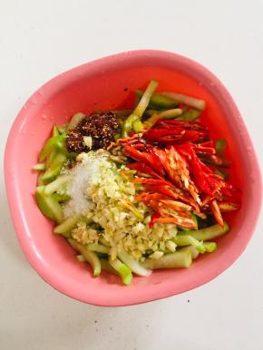 盆中放入蒜末，小米辣，香醋，生抽，白糖，鸡精，秘制辣椒油。