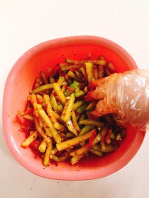 抓拌均匀，再腌制30分钟即可食用。