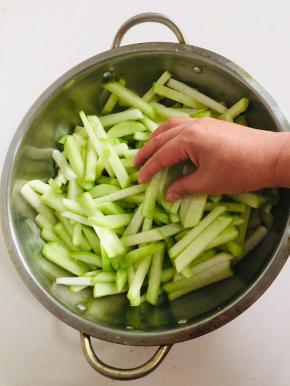 放入三勺盐，用手抓拌均匀腌制一小时备用！（盐的用量根据平时炒菜的量来放即可。）