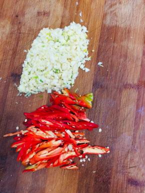 蒜瓣剁成蒜蓉，小米辣切成块儿备用。