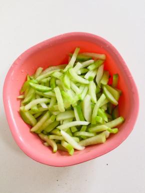 攥干水分放在盆中备用。