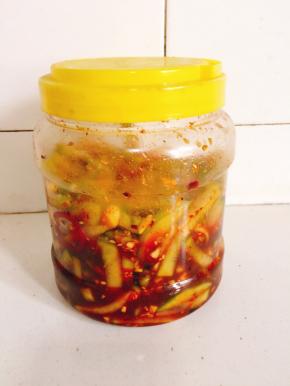 装入容器中放冰箱冷藏保存即可。一道爽口清脆的下饭小菜就做好了！随吃随取特别的方便。喜欢的朋友赶紧一起来动手试试吧。