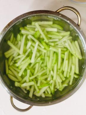 腌制好的萝卜条放在清水中清洗一下，以免萝卜条加入生抽后太咸。