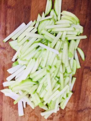 切成条状！也可以根据自己的喜好切成丁儿或者更细的萝卜丝都可以！