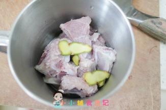 加入姜片腌渍去腥