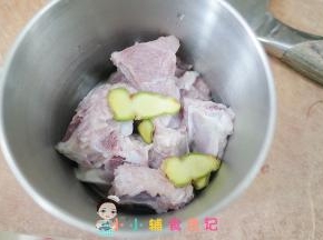 加入姜片腌渍去腥