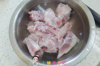 排骨切块水里浸泡去血水