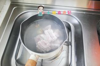 锅里冷水加排骨去掉杂质捞出备用